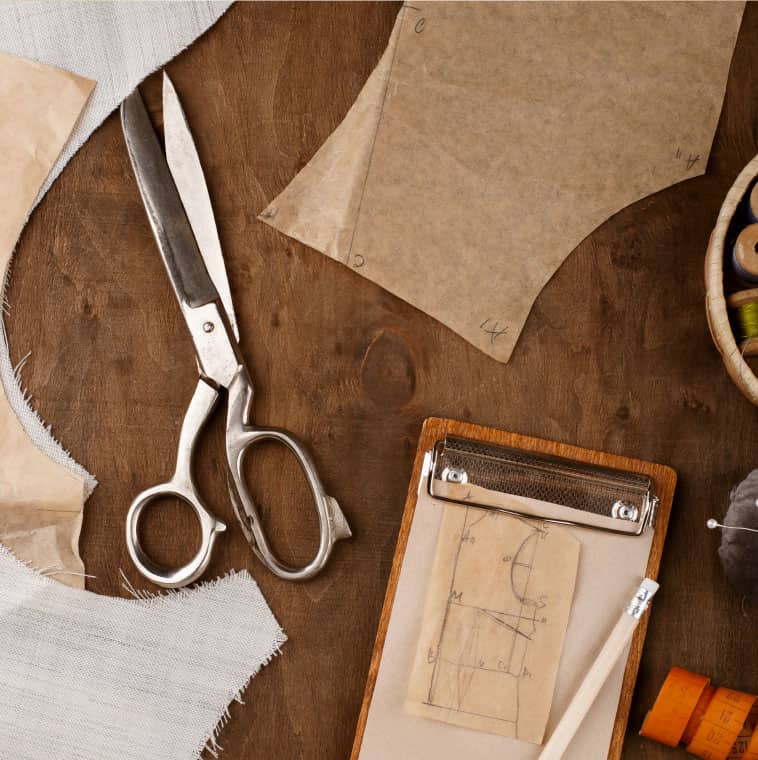 Imagen de materiales en la mesa para confeccionar traje de fallero y trajes de fallera