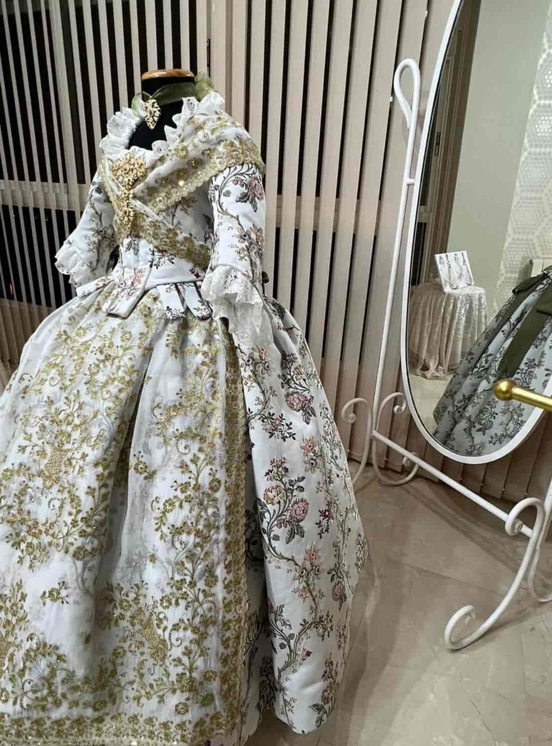 Traje de fallera puesto en un maniquí fallero tradicional